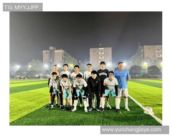 足球巨星云集球场合照精彩瞬间展现绿茵场上的荣耀与激情